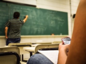 Professor na sala de aula cursos de tt